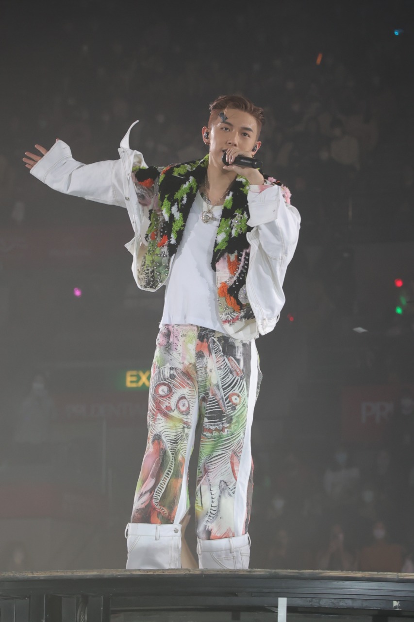 防疫條例放寬後，MC是首位歌手在紅館演出時與觀眾握手互動，又收Fans大利是和禮物。